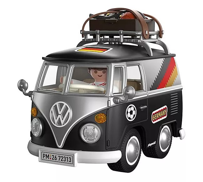 Beyaz arka planda tavan sepeti ve Alman bayrağı çıkartmaları olan siyah ve gümüş renkli oyuncak Volkswagen minibüs.