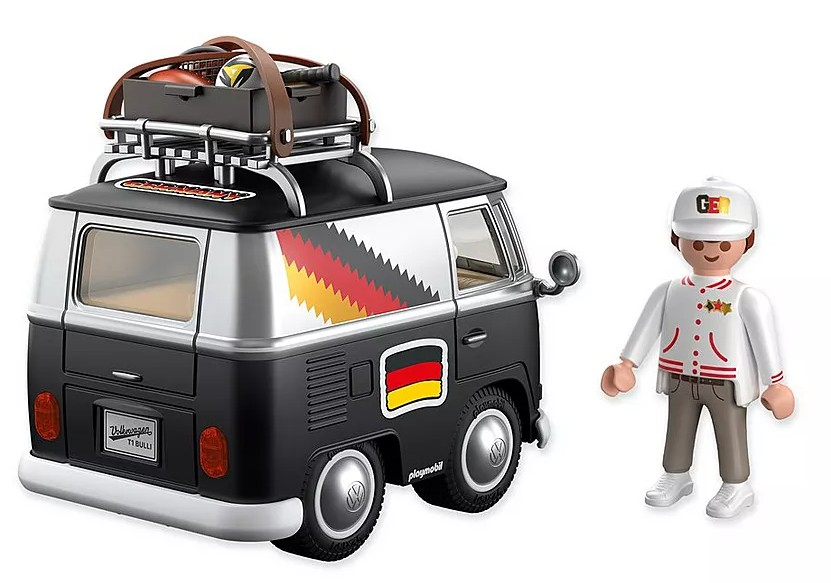Tavan sepeti ve Alman bayrağı çıkartmaları olan siyah-gümüş renkli bir Playmobil VW T1 minibüs, yanında beyaz ceketli bir figür.