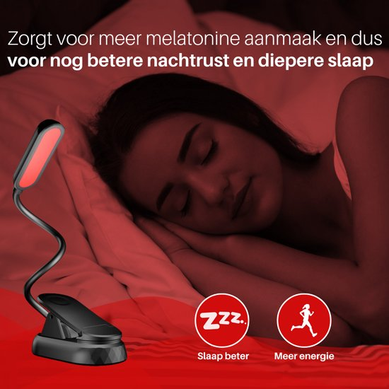 Una donna dorme pacificamente sotto la luce rossa di una lampada flessibile a molletta.