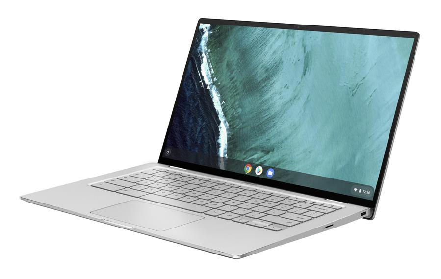 Ein silberner Laptop mit schwarzem Bildschirm und geöffnetem Deckel steht auf einer weißen Oberfläche.