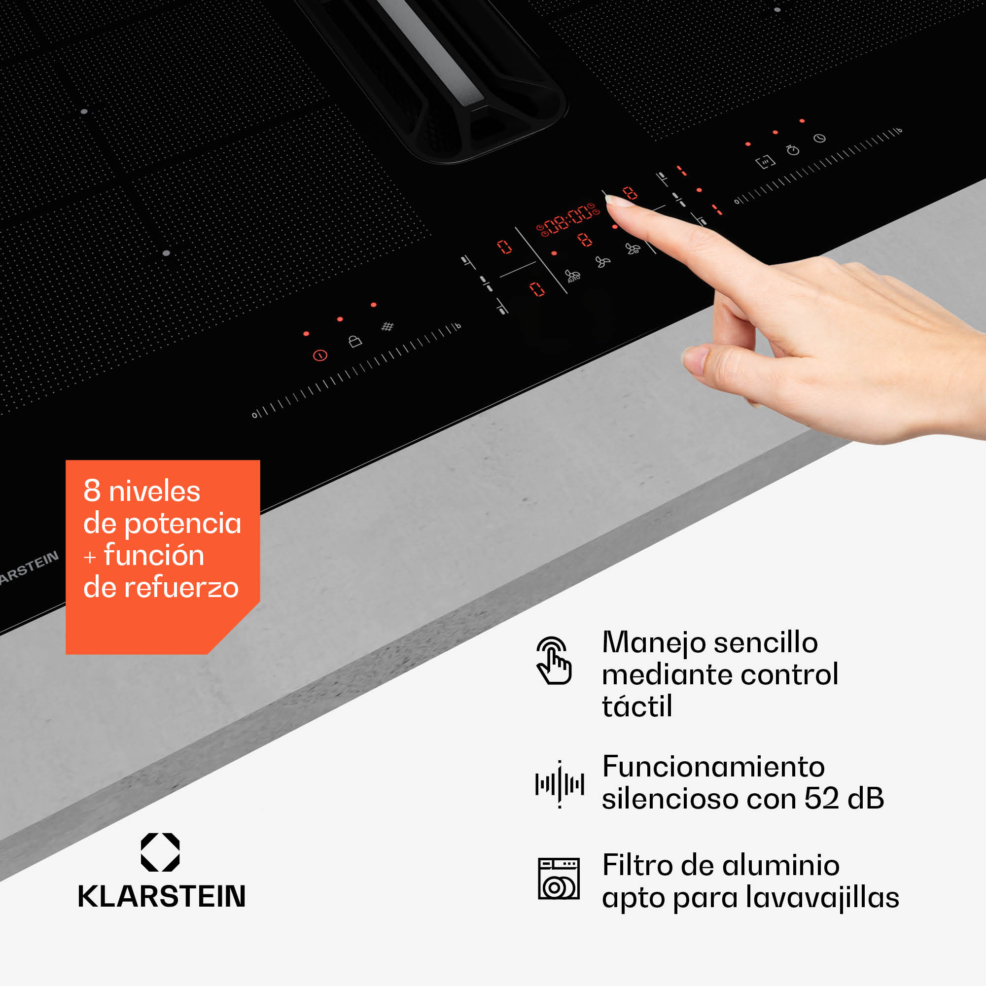 Mano che tocca il pannello di controllo touch di un piano cottura nero.