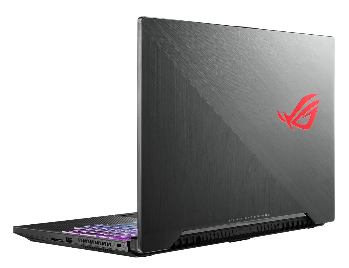 Un laptop da gioco Asus ROG nero con cover in metallo spazzolato e logo rosso su sfondo bianco.