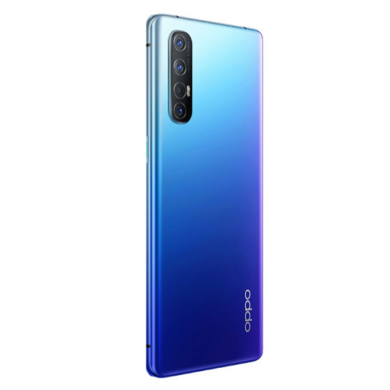 Parte trasera de un smartphone Oppo con degradado azul y púrpura, triple cámara vertical y logotipo.