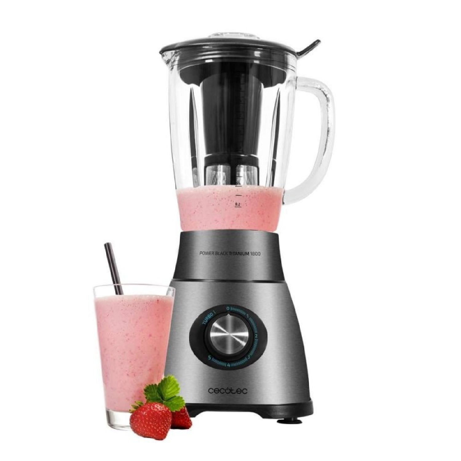Un frullatore argentato con smoothie rosa nella caraffa e bicchiere, accanto a fragole fresche su sfondo bianco.
