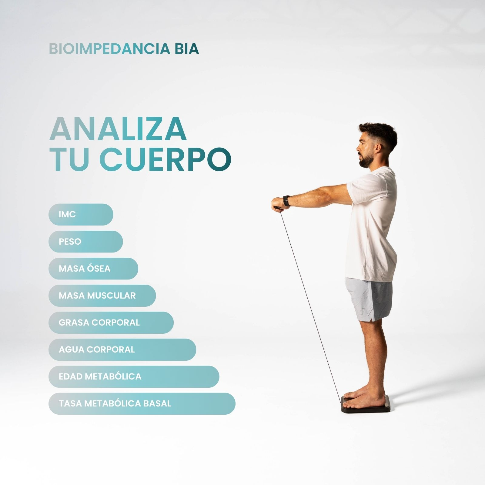 Un hombre de pie descalzo sobre una báscula de bioimpedancia sostiene asas, con texto descriptivo al lado.