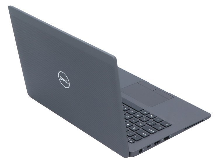 Szary laptop Dell stoi otwarty na białej powierzchni, przodem pochylonym w bok.