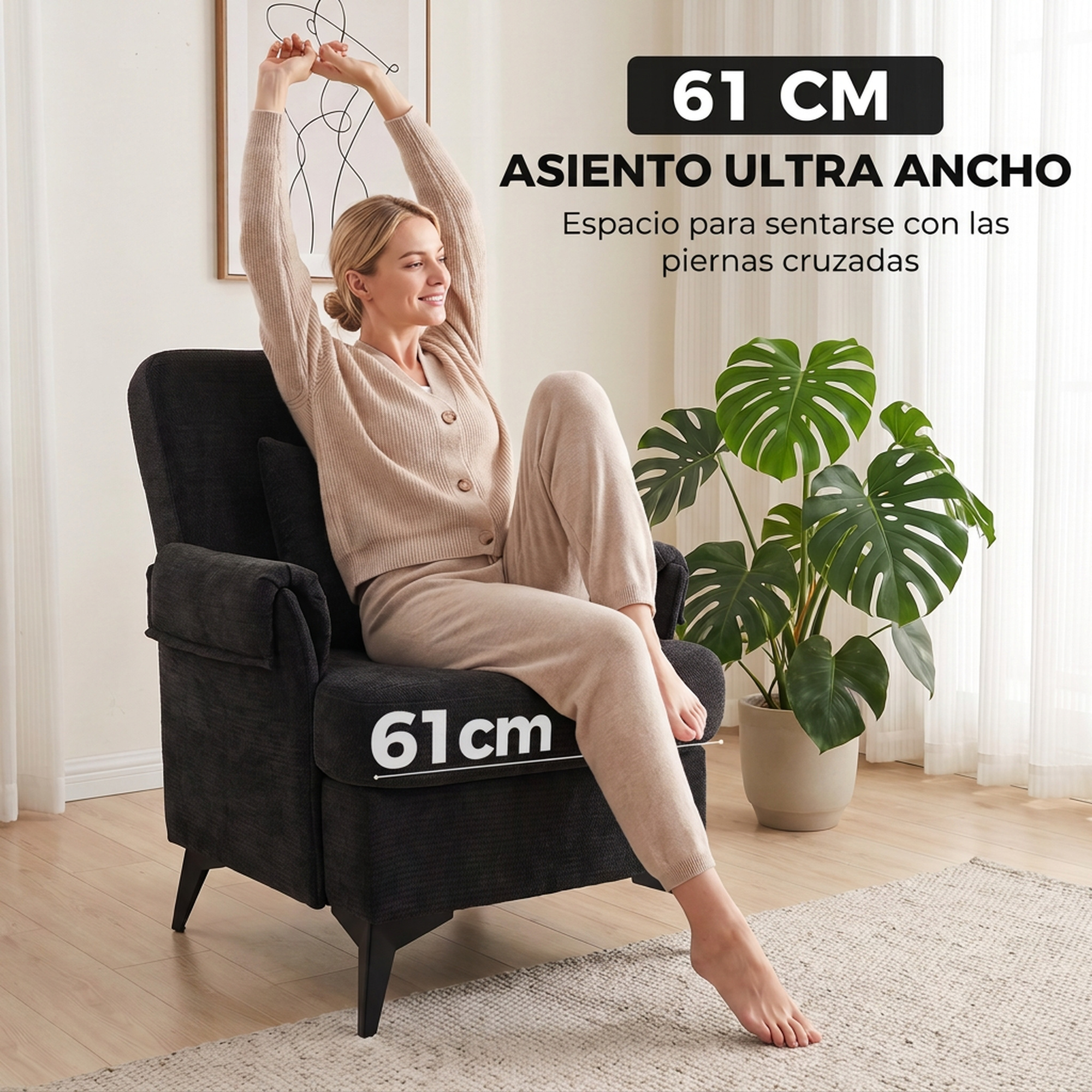 Una mujer rubia se sienta en un sillón negro ancho y se estira.