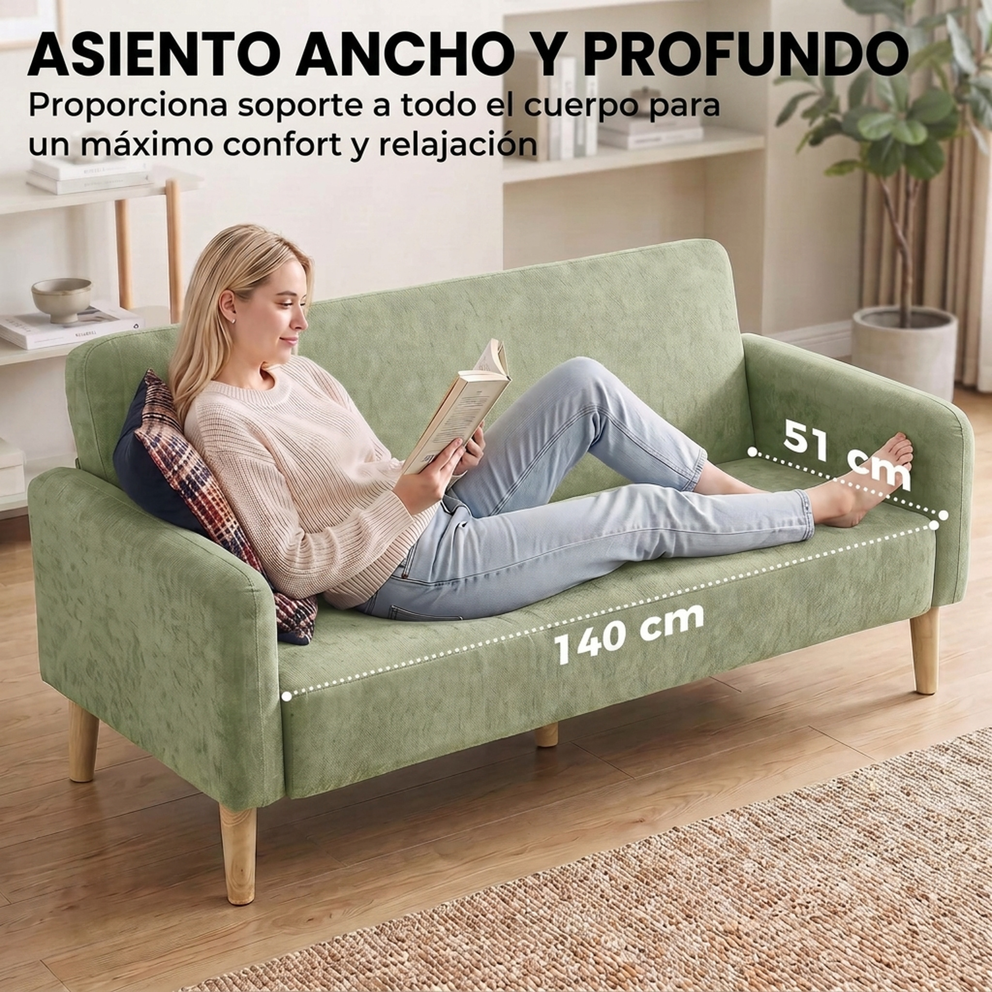 Una mujer rubia lee un libro en un sofá verde claro con medidas superpuestas.