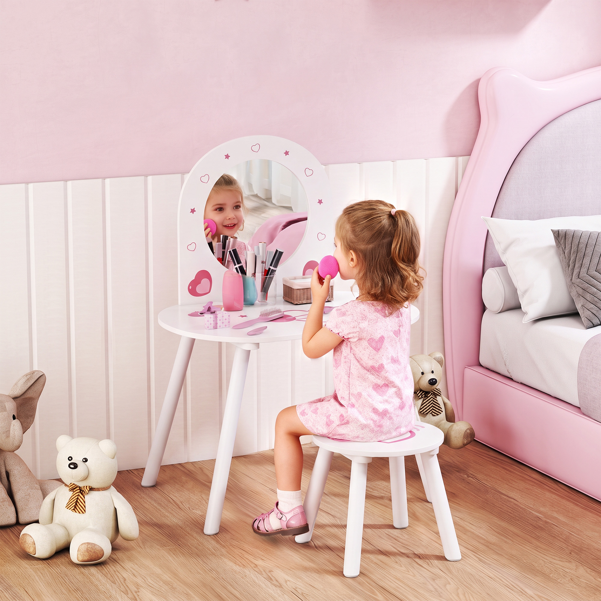 Una niña pequeña está sentada en un tocador blanco en una habitación infantil rosa, sosteniendo una esponja rosa.