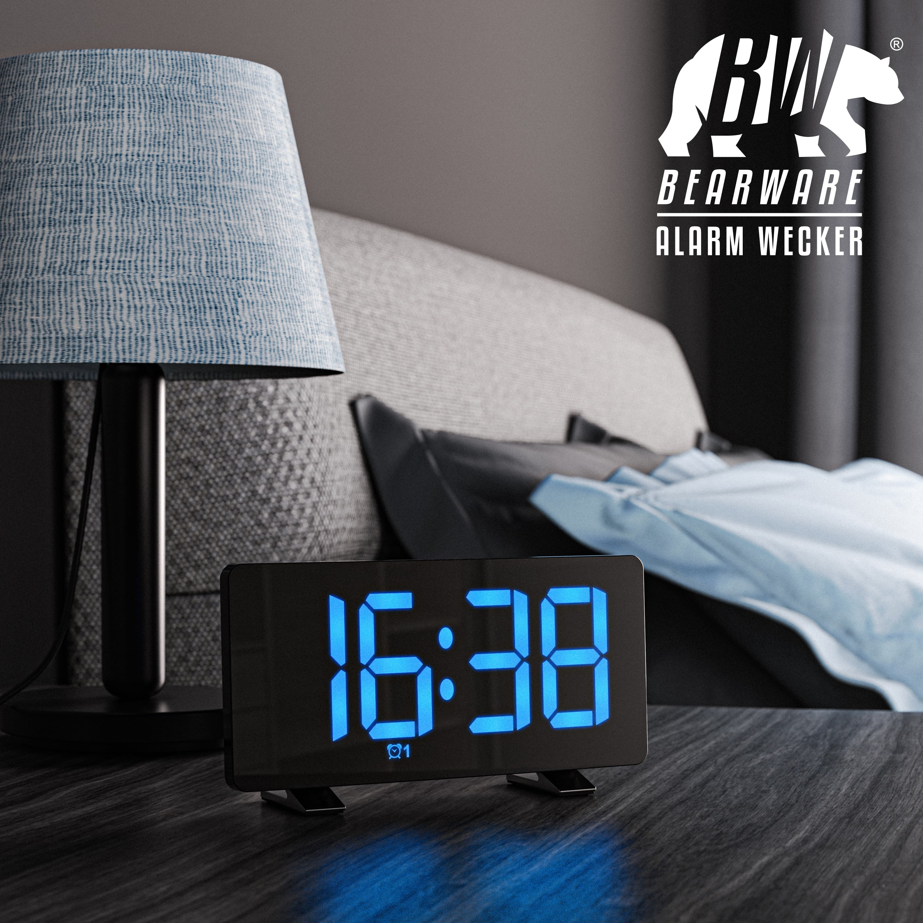 Digitaler Wecker mit blauer LED-Anzeige auf dem Nachttisch neben einer Lampe.