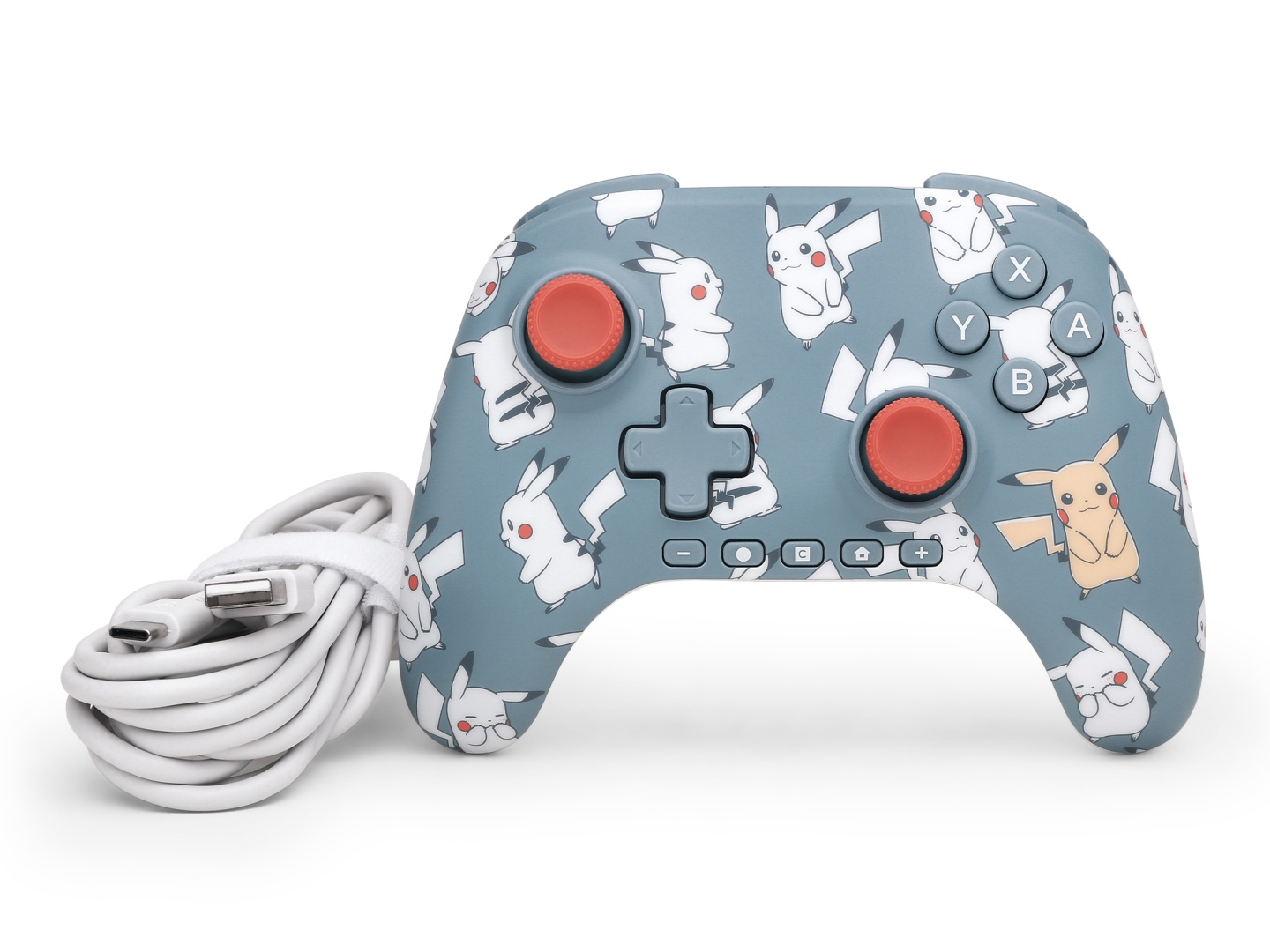 Niebieski kontroler do gier z wzorem Pikachu, czerwonymi joystickami i białym kablem USB na białym tle.