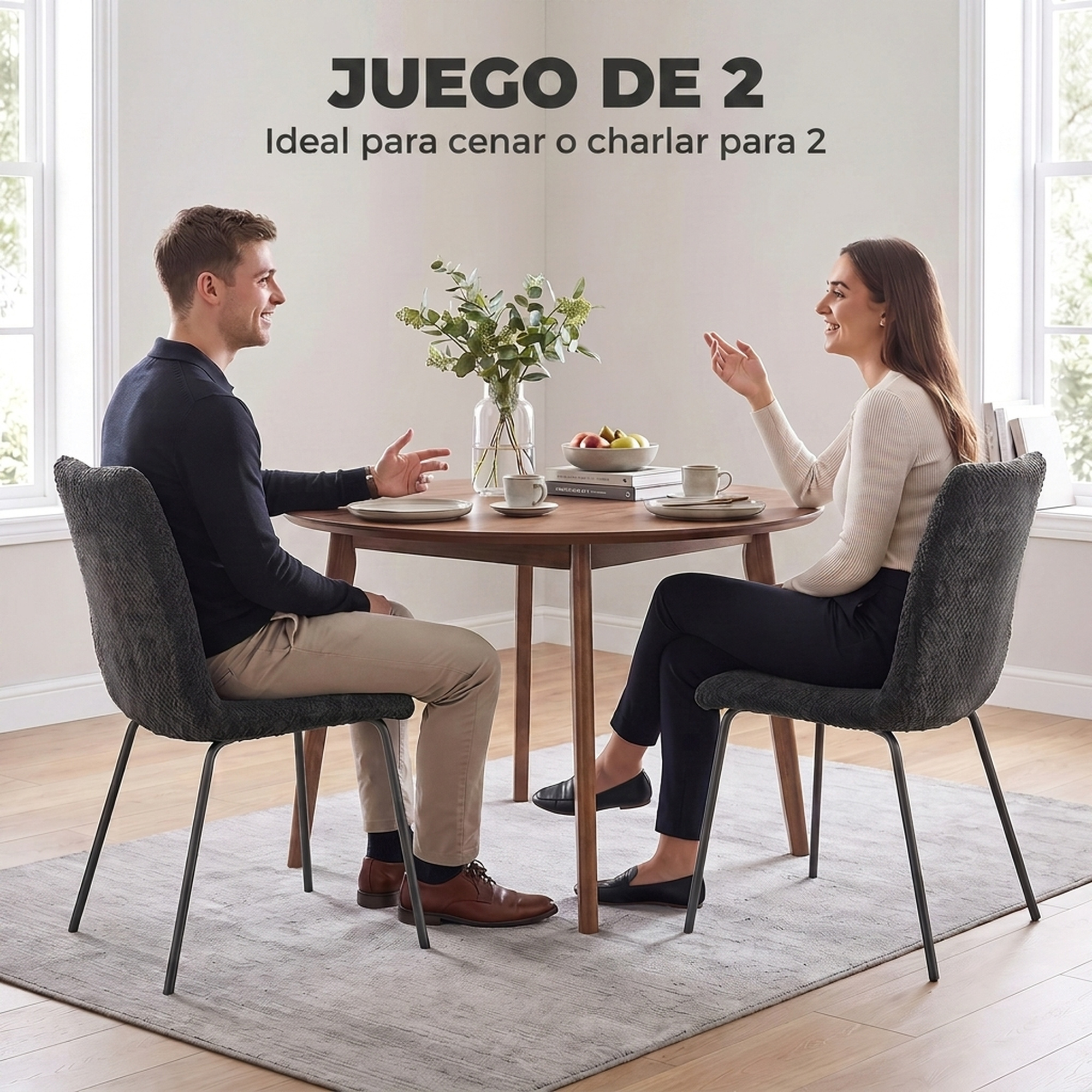 Un hombre y una mujer charlan sentados en una mesa redonda de madera.
