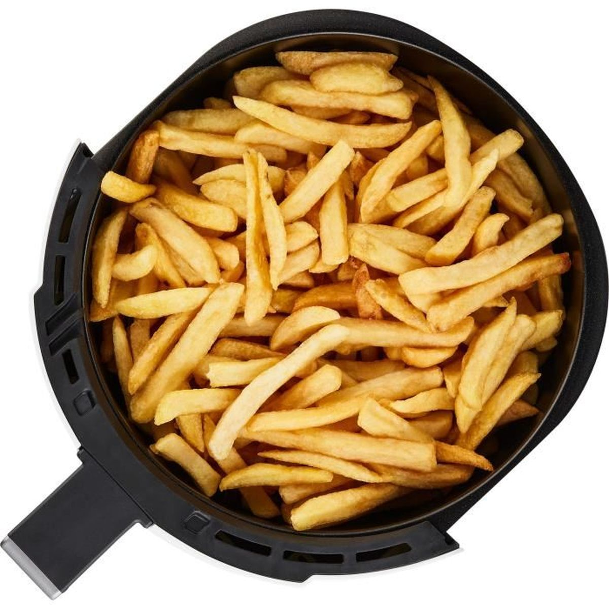 Papas fritas doradas acumuladas en una cesta de freidora de aire negra sobre fondo blanco.