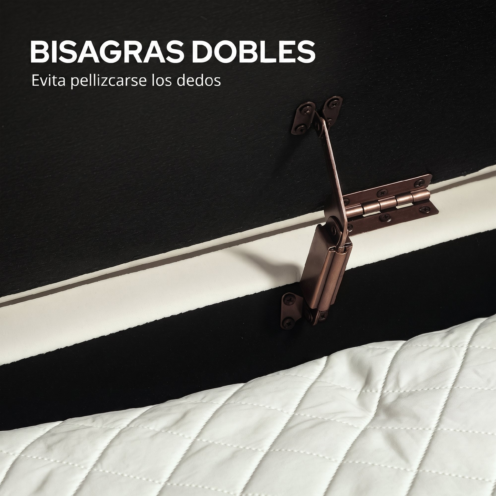 Primer plano de una bisagra de doble seguridad en una cama con arcón negra y colchón acolchado blanco.