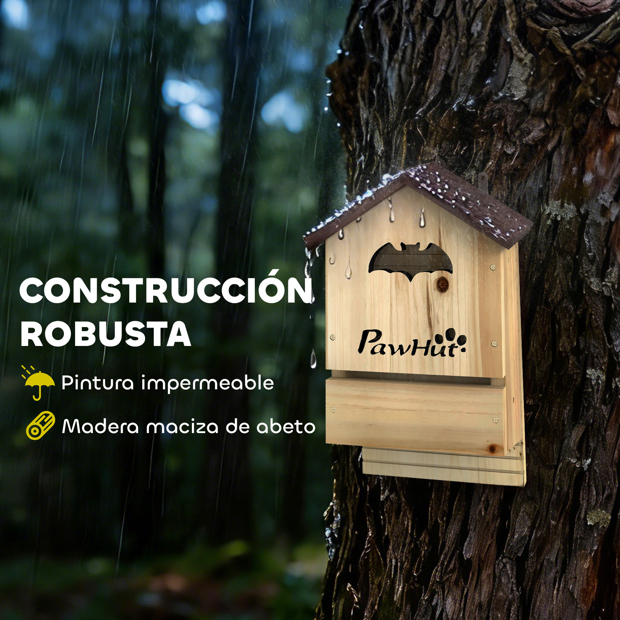Una casa de murciélagos de madera está montada en el tronco de un árbol en un bosque lluvioso.