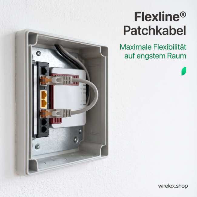 Una caja de distribución de pared blanca con cables de conexión y un enrutador.