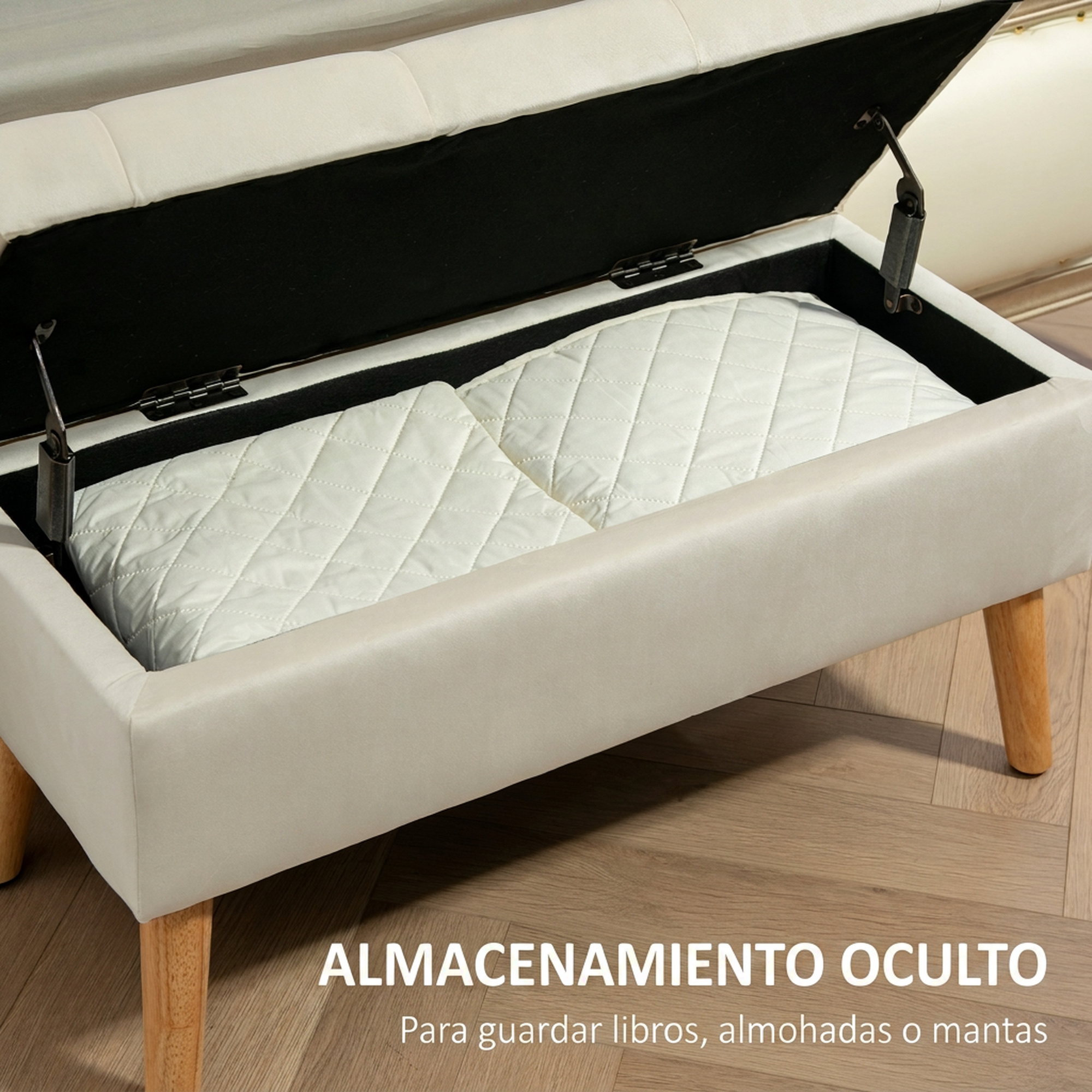 Puf beige con tapa abierta que muestra almacenamiento acolchado blanco en suelo de madera.