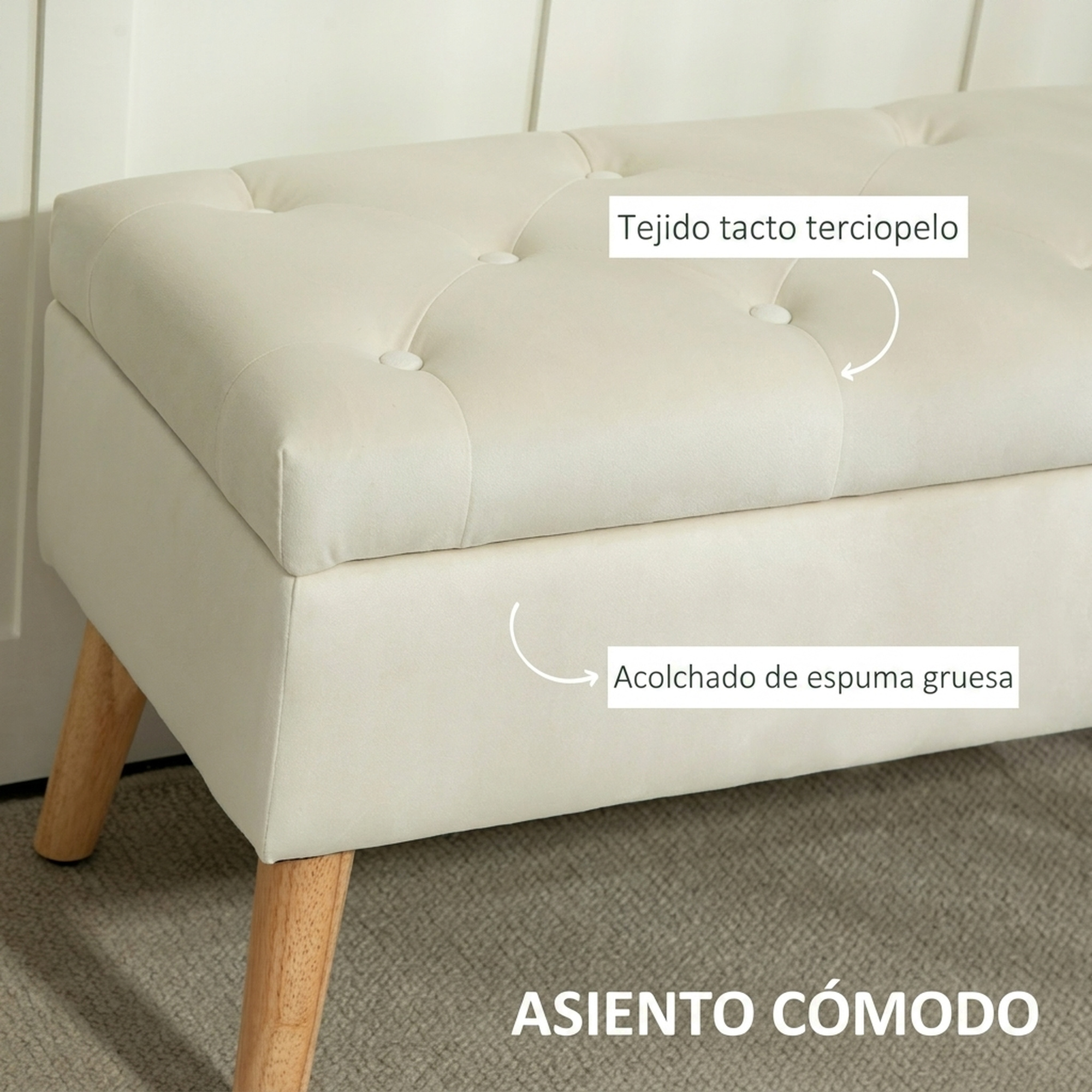 Banco tapizado en beige con patas de madera contra una pared blanca.