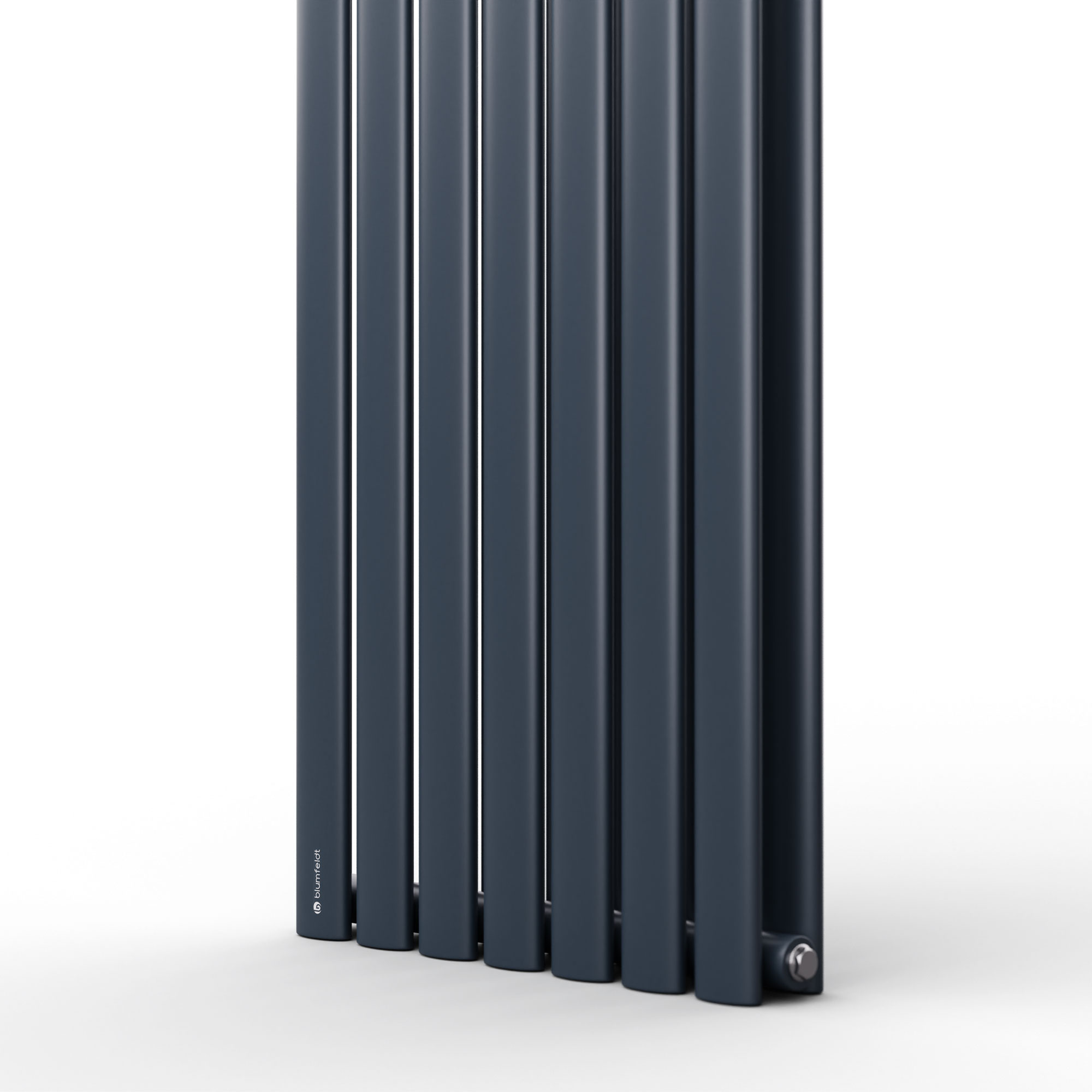 Radiador de diseño gris oscuro con tubos verticales y logo de la marca sobre fondo blanco.