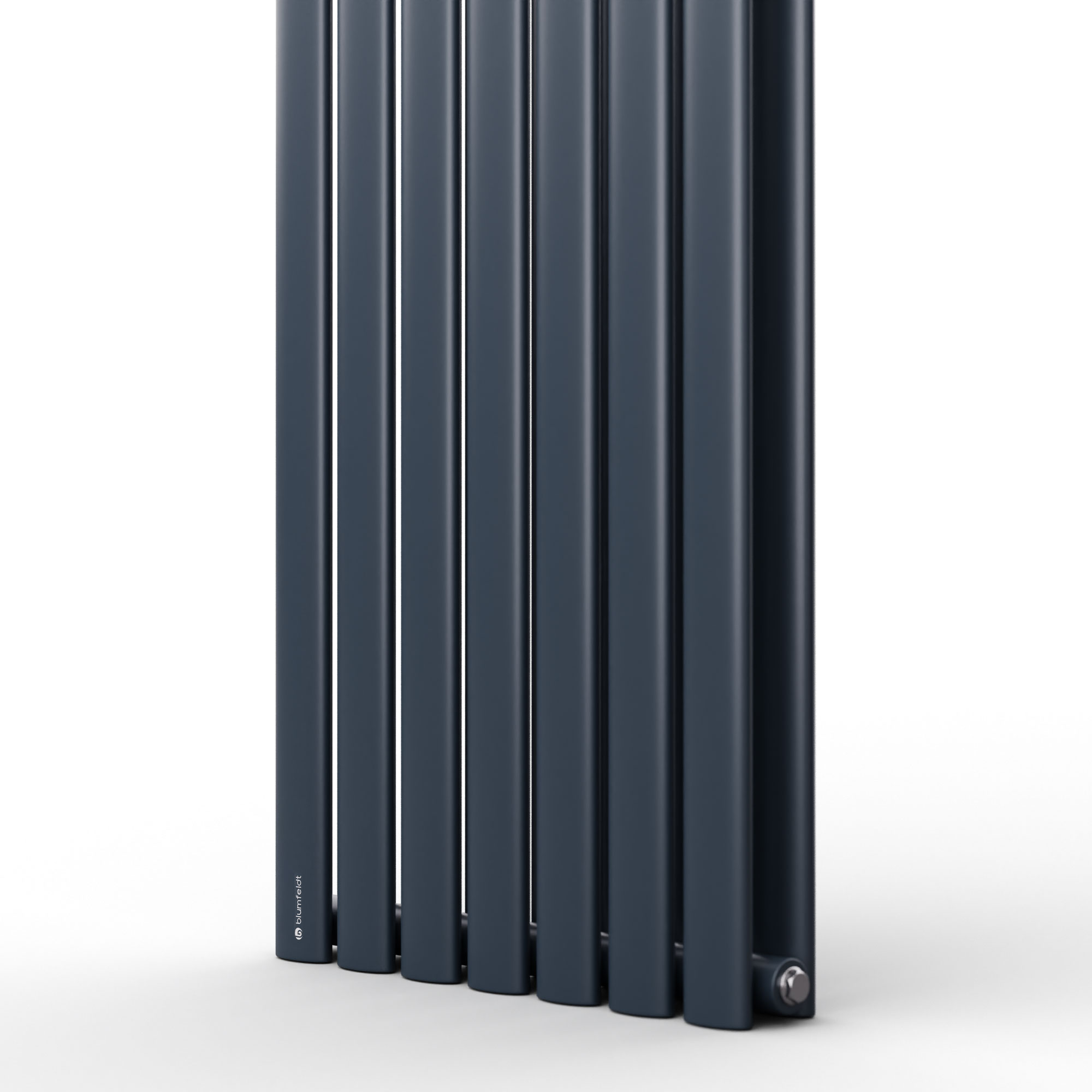 Un moderno radiador vertical gris oscuro con múltiples tubos paralelos sobre un fondo blanco.