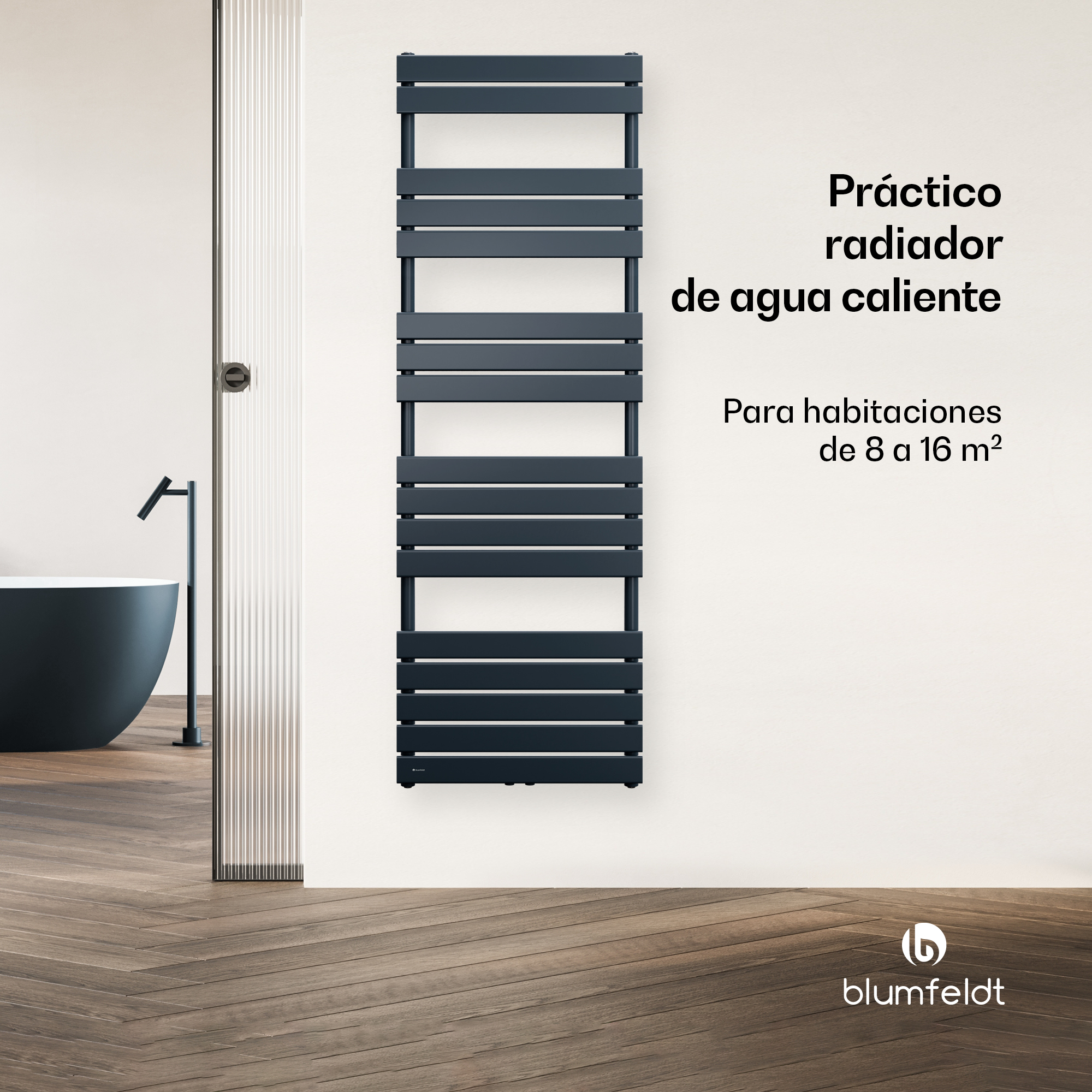 Un radiador de toallas negro en una pared blanca en una habitación moderna con suelo de madera y bañera.