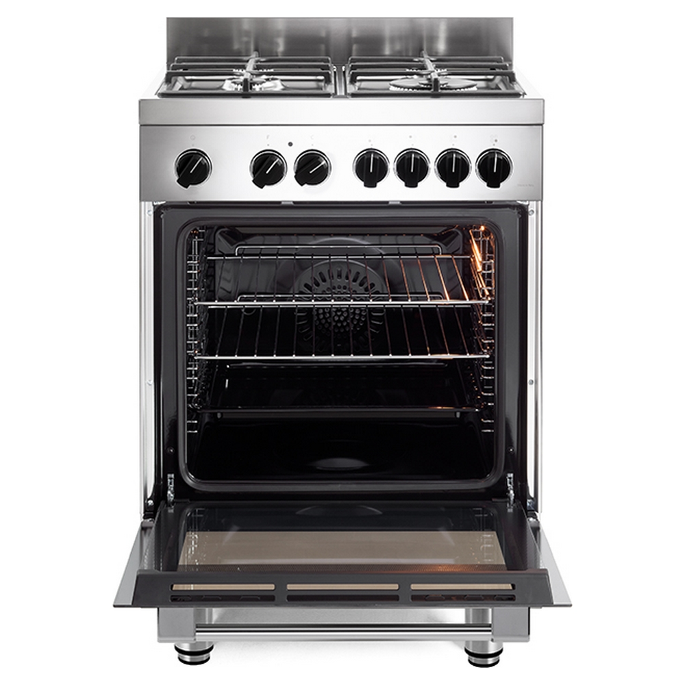 Una cucina a gas argentata con quattro fornelli e la porta del forno aperta.