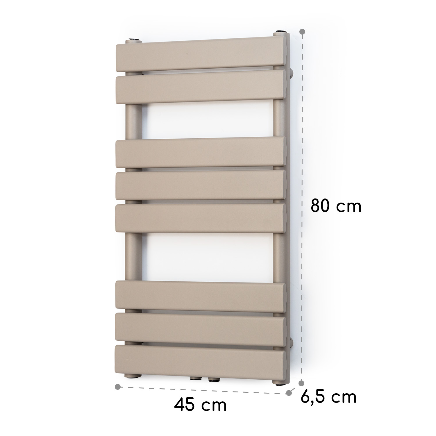 Beiger Handtuchheizkörper mit Maßen von 45 cm Breite, 80 cm Höhe und 6,5 cm Tiefe auf weißem Hintergrund.