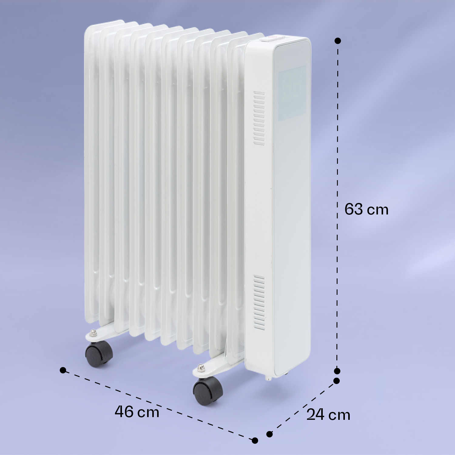 Weißer Ölradiator mit Rollen und Abmessungen 63 cm Höhe, 46 cm Breite und 24 cm Tiefe auf lilafarbenem Hintergrund.