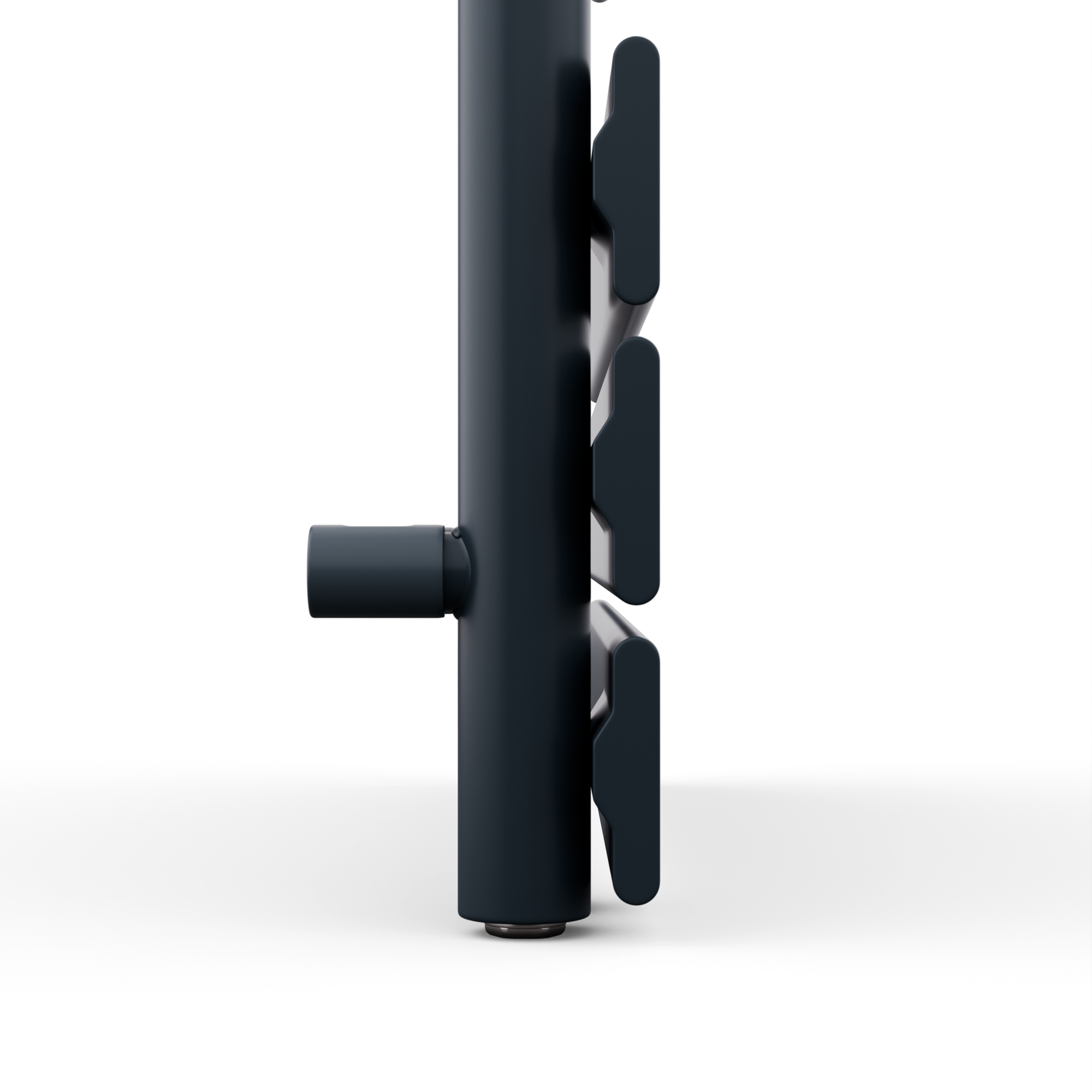 Un radiador vertical negro con cuatro aletas y una manija lateral sobre fondo blanco.