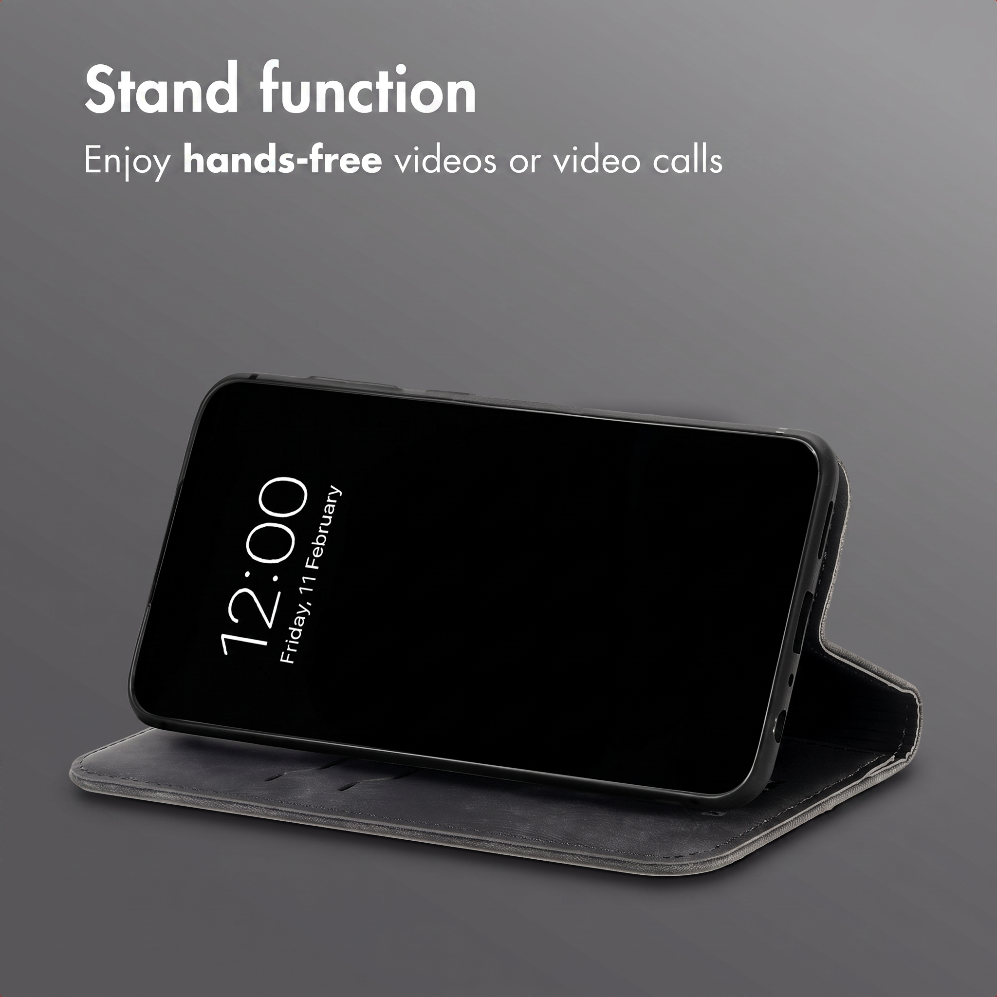 Un smartphone dans un étui en cuir gris posé en support sur un fond gris.