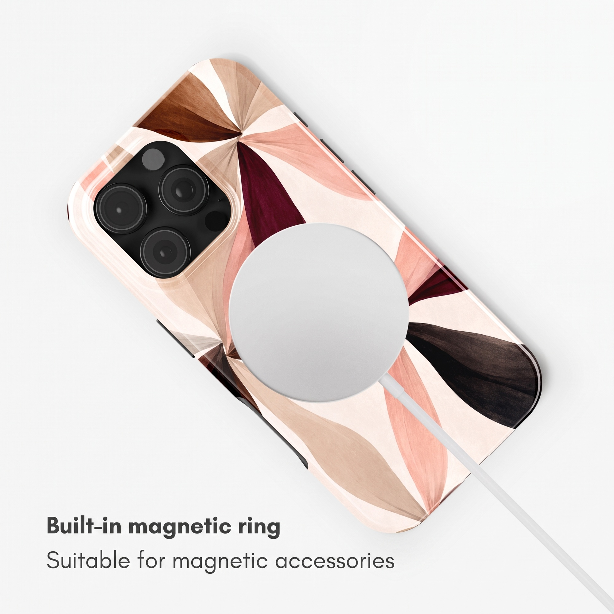 Smartphone in einer Hülle mit floralem Muster und angebrachtem magnetischen Ladekreis auf weißem Hintergrund.