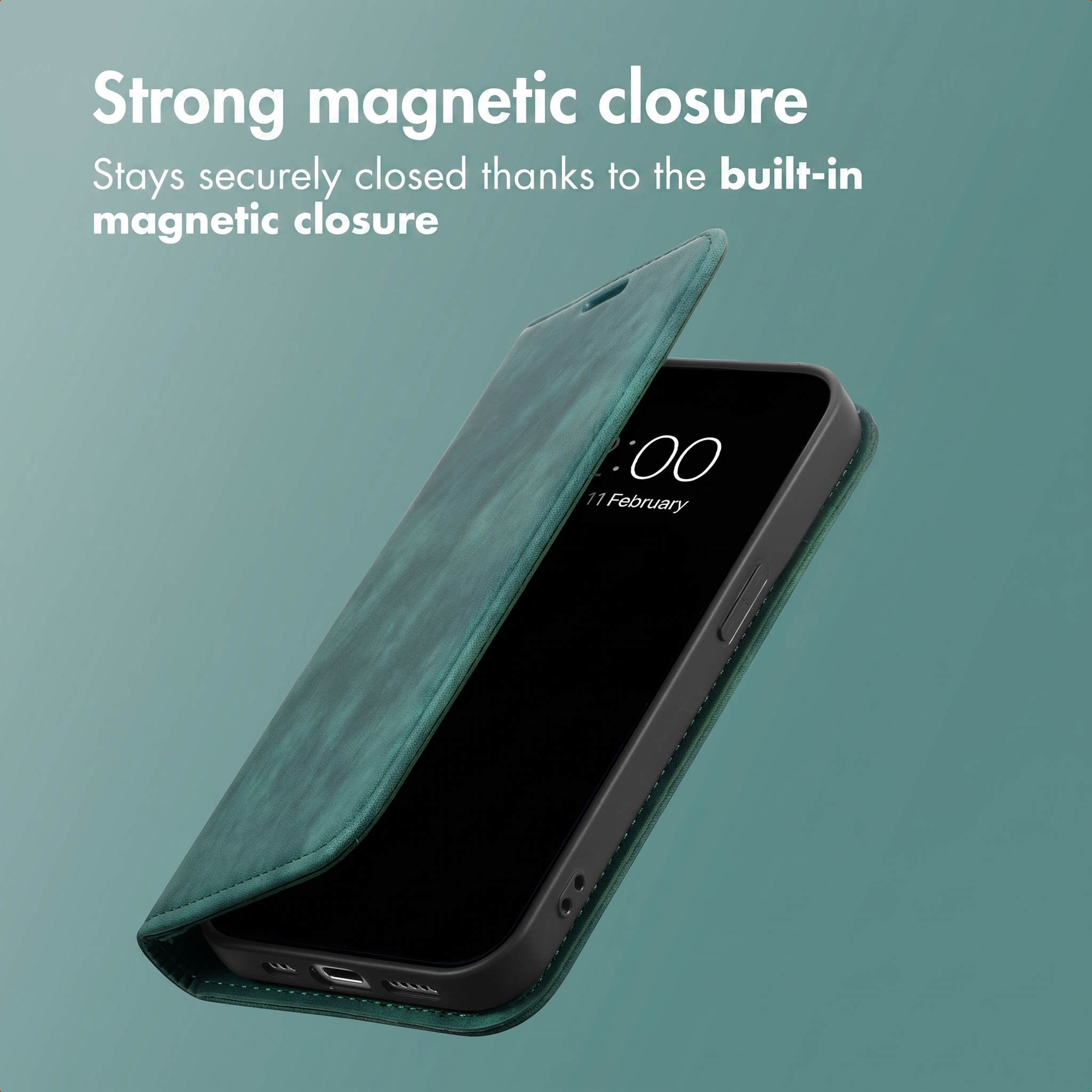 Un smartphone dans un étui en cuir vert sur fond sarcelle, avec du texte sur la fermeture magnétique.