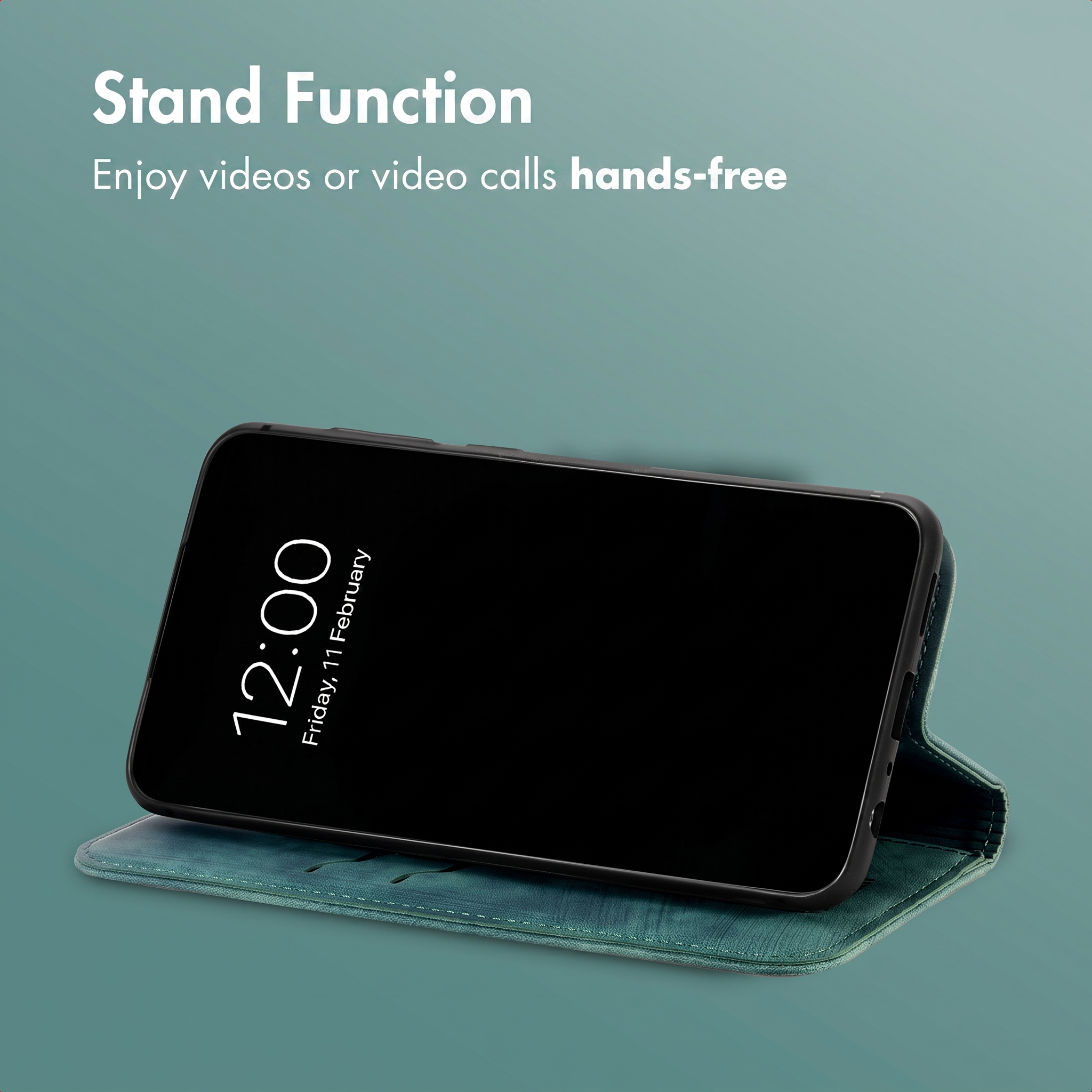 Un smartphone dans un étui de support en cuir vert affiche 12:00 sur fond vert canard.