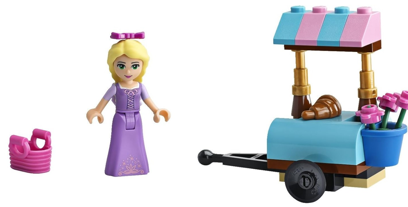 Sarışın saçlı Lego bebek, pembe sepet, pastel tencereli ve hamur işli mavi araba.