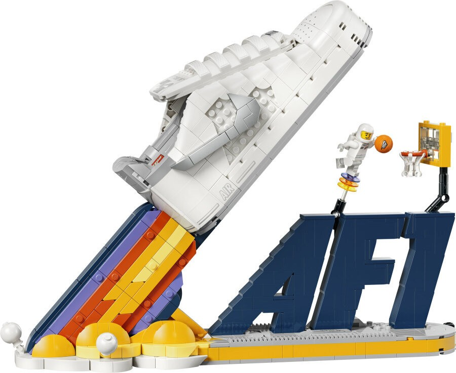 AF1 yazılı bir platformdan kalkan roket formundaki beyaz bir spor ayakkabının Lego modeli.