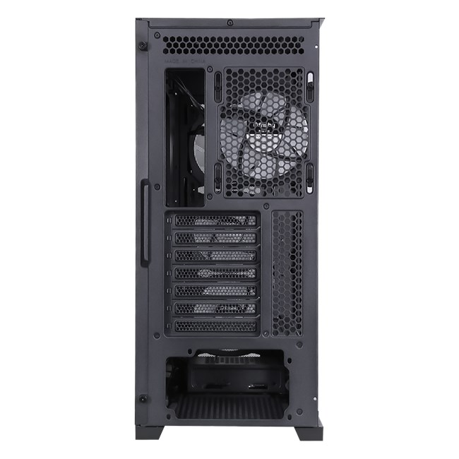 Bir soğutucu fan, havalandırma ızgaraları ve genişleme yuvaları gösteren siyah bir PC kasasının arkası.