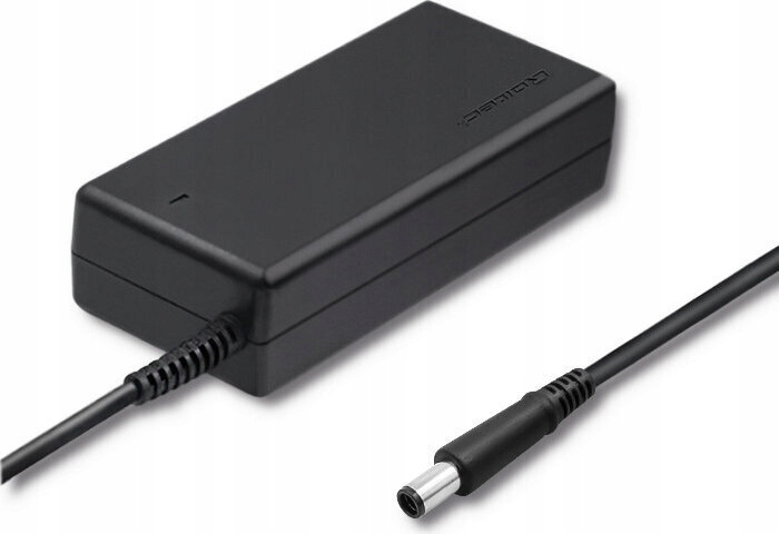 Ein schwarzes Netzteil mit angeschlossenem Kabel und zylindrischem DC-Stecker auf weißem Hintergrund.