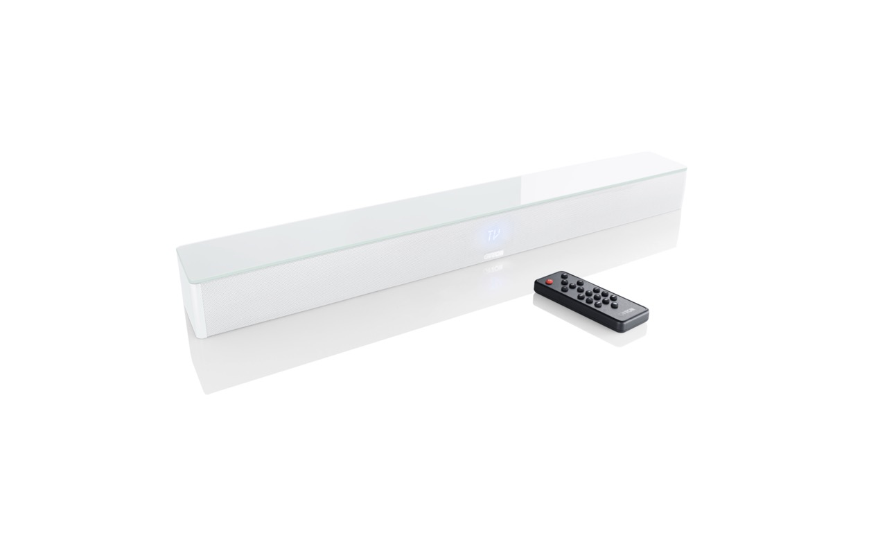 Eine weiße Soundbar mit Glasplatte und einer kleinen schwarzen Fernbedienung vor weißem Hintergrund.