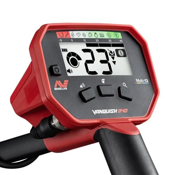 Panel de control del detector de metal Minelab Vanquish 340 con carcasa roja, pantalla digital y tres botones negros.