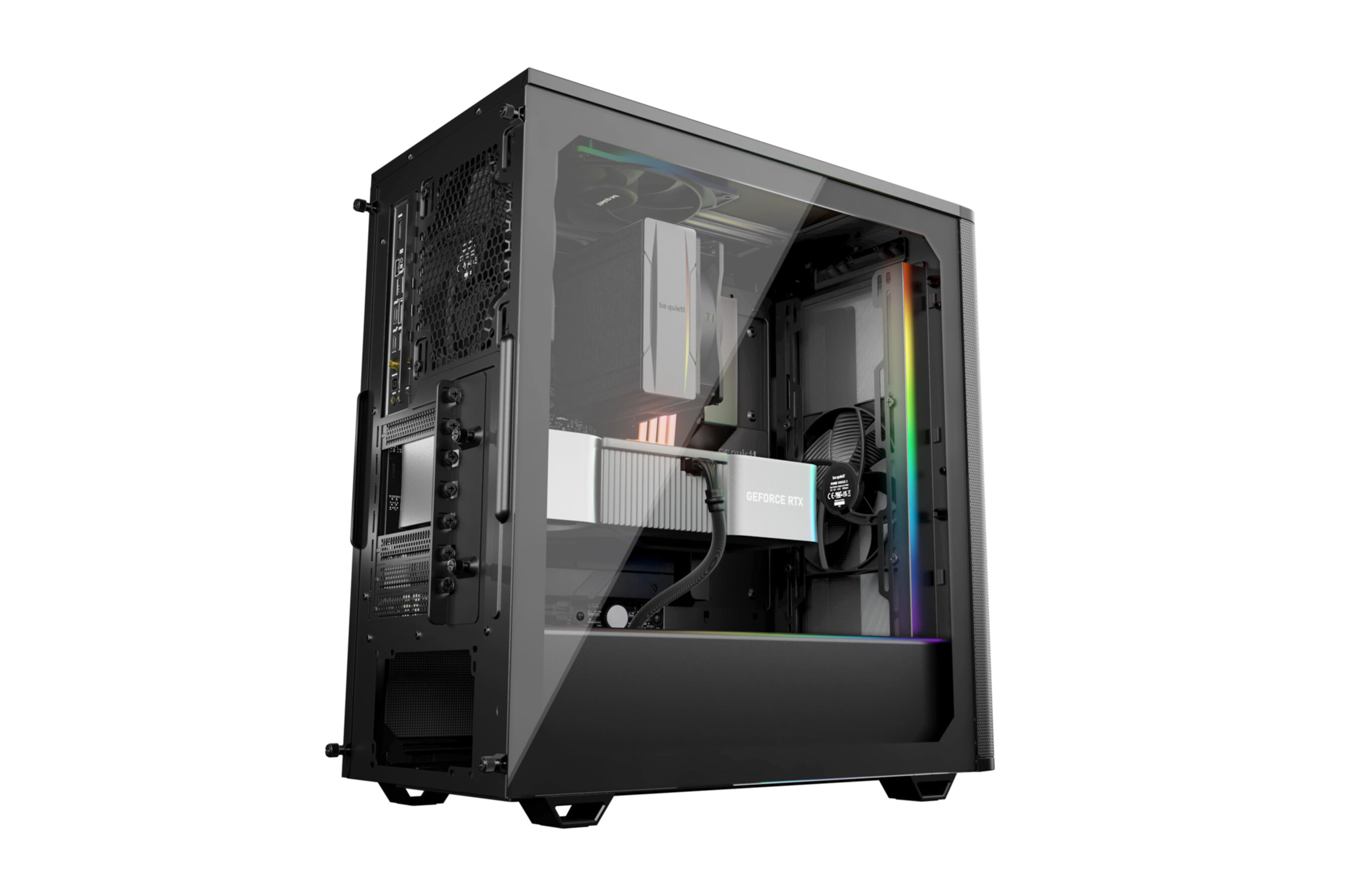 Schwarzer Gaming-PC-Tower mit Glasseite, RGB-Beleuchtung, Grafikkarte und Komponenten im Inneren auf weißem Hintergrund.