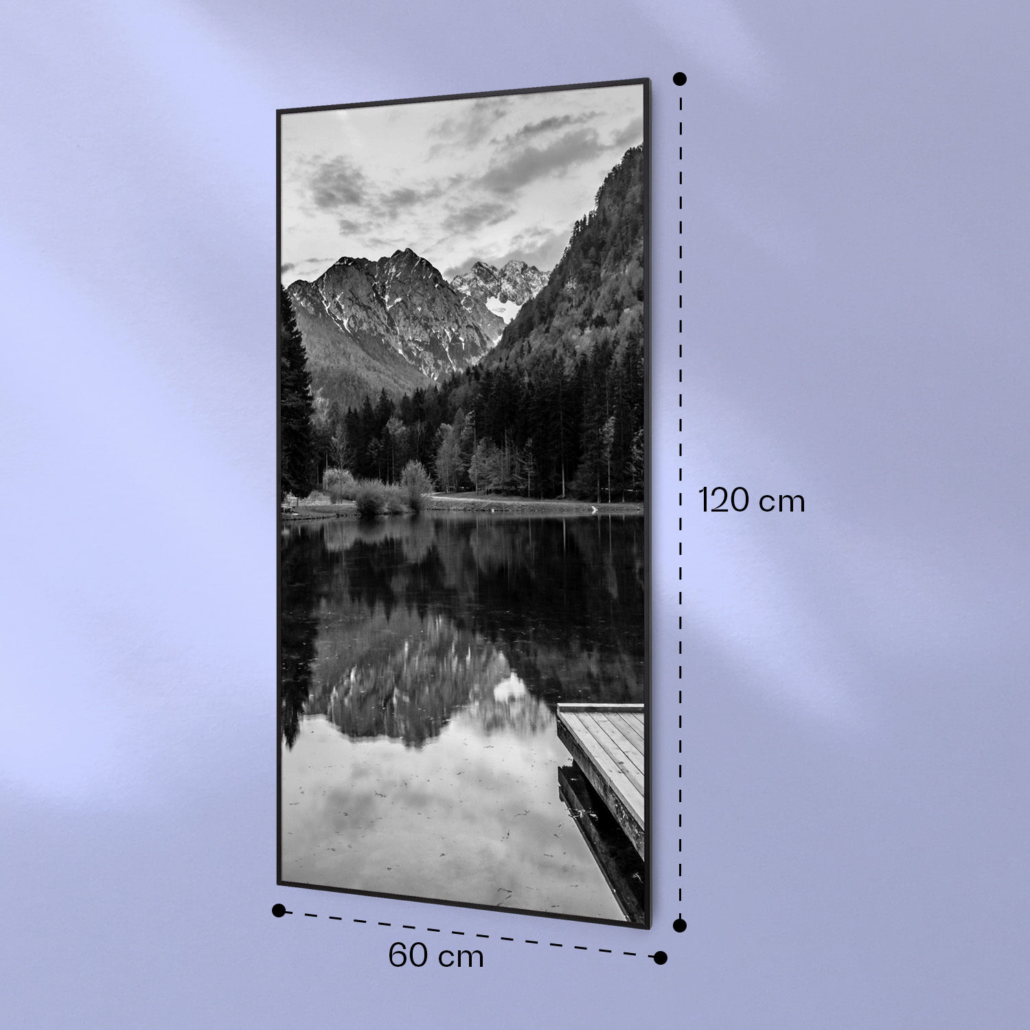 Ein gerahmtes Schwarz-Weiß-Berglandschaftsfoto mit Maßen 60x120 cm an einer helllila Wand.
