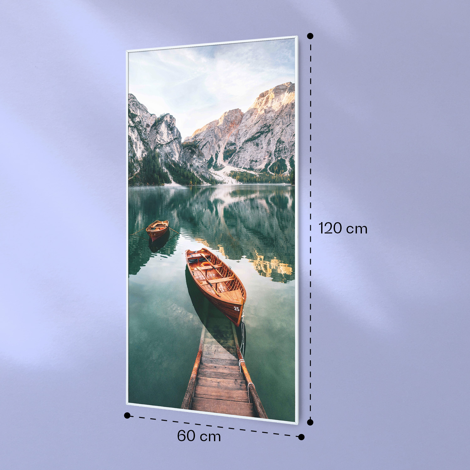 Wandbild (60x120 cm) mit Bergsee, Holzbooten und Steg.