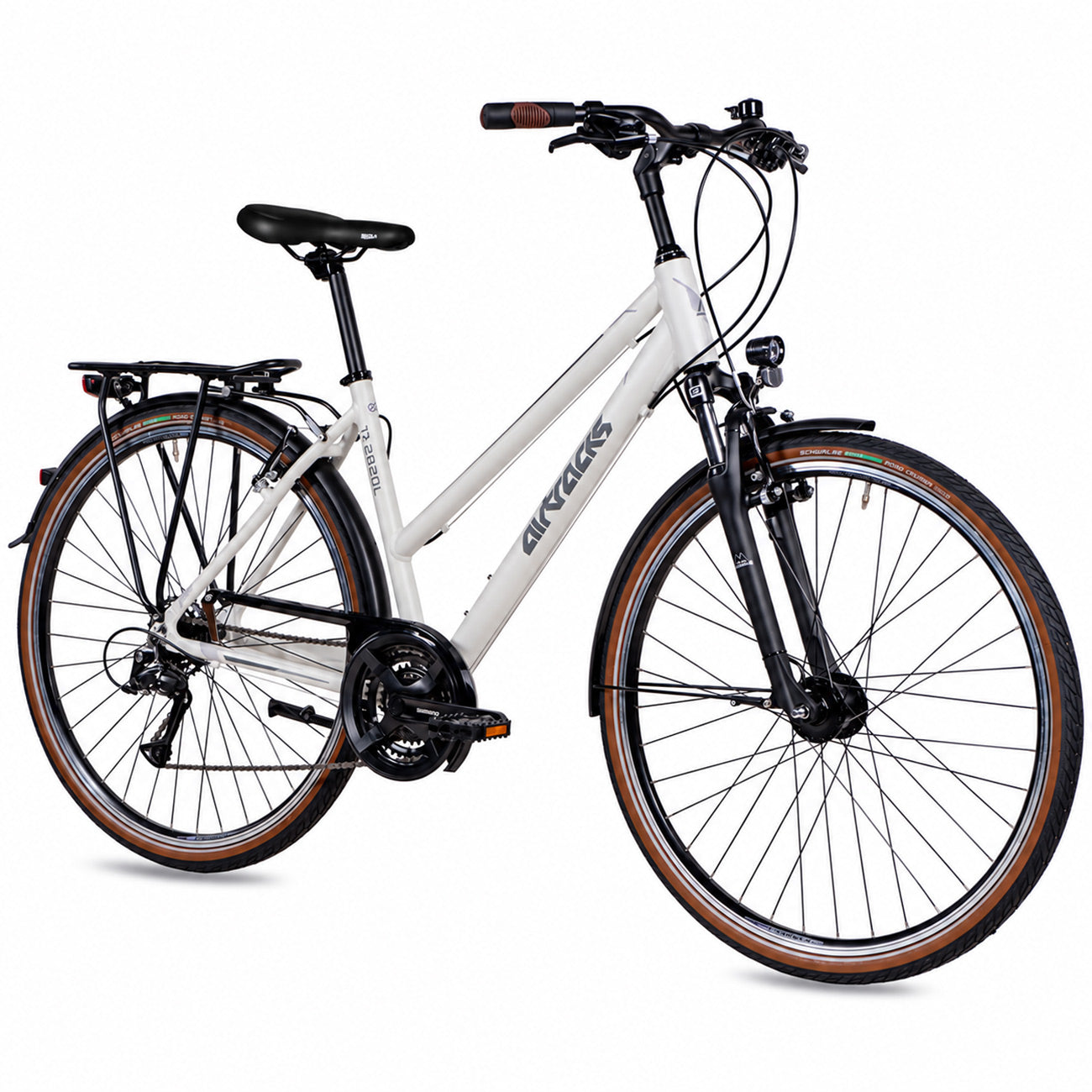 Ein weißes Pendlerfahrrad mit braunrandigen Reifen, schwarzen Schutzblechen und einem Gepäckträger vor weißem Hintergrund.