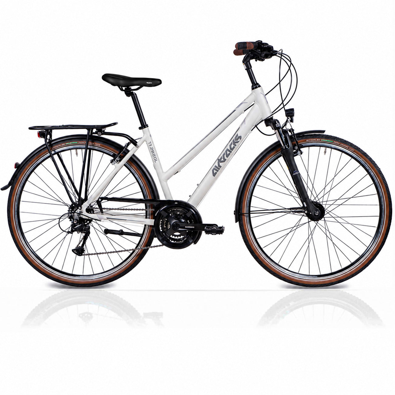 Ein weißes Citybike mit schwarzem Gepäckträger und braunen Reifen vor weißem Hintergrund.