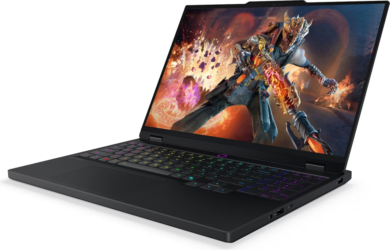 RGB klavyeli siyah bir oyuncu dizüstü bilgisayarı ekranında fantezi savaş sahneleri gösteriyor.