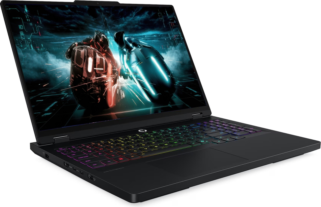 RGB klavyeli siyah bir oyuncu dizüstü bilgisayarı ekranında iki fütüristik motosiklet gösteriyor.