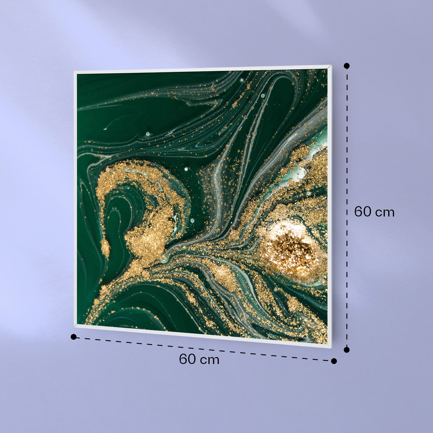 Un'opera d'arte astratta quadrata incorniciata di 60x60 cm con motivi vorticosi di glitter verdi e dorati su una parete blu chiaro.