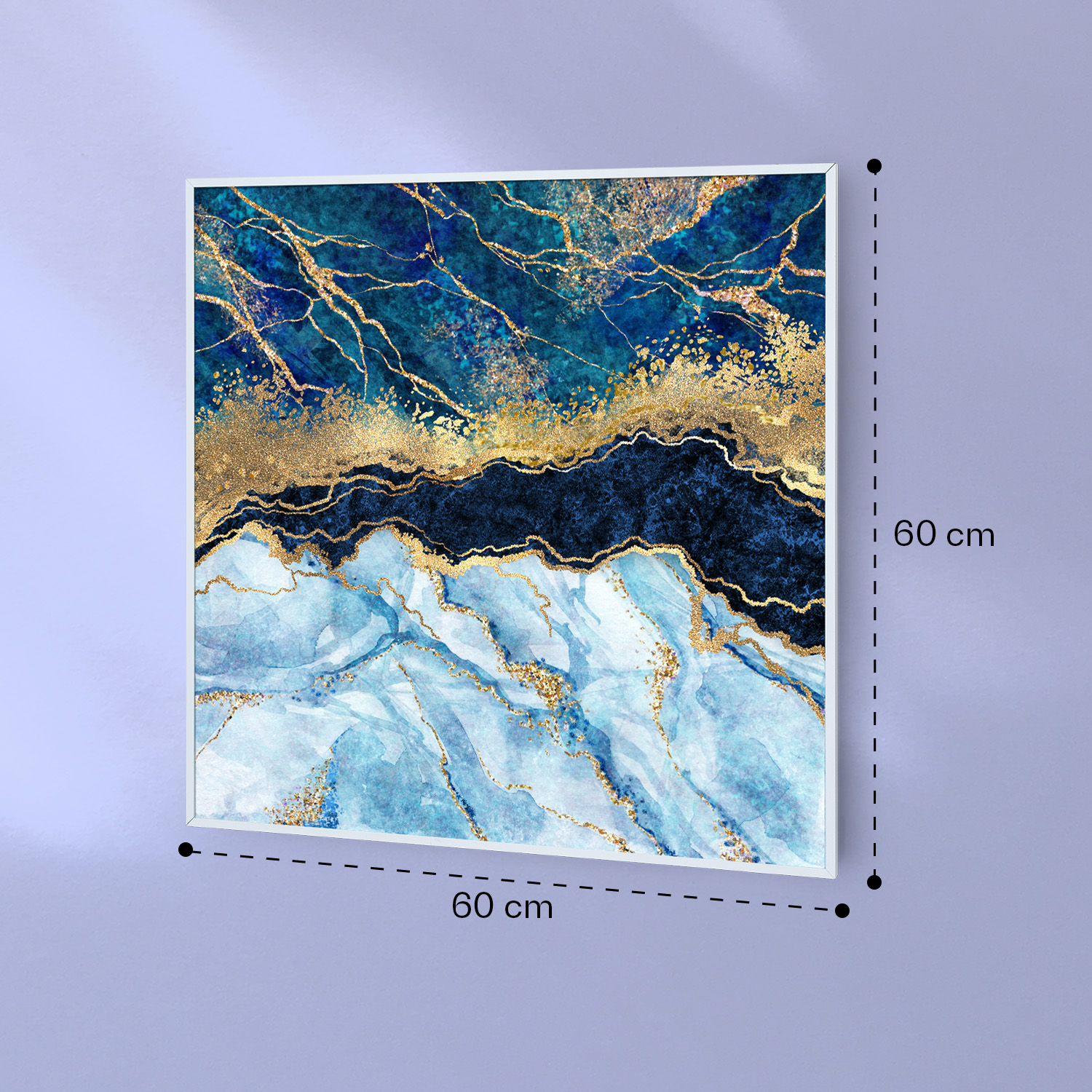 Dipinto astratto blu e oro con effetto marmo, 60x60 cm, appeso a una parete azzurra.