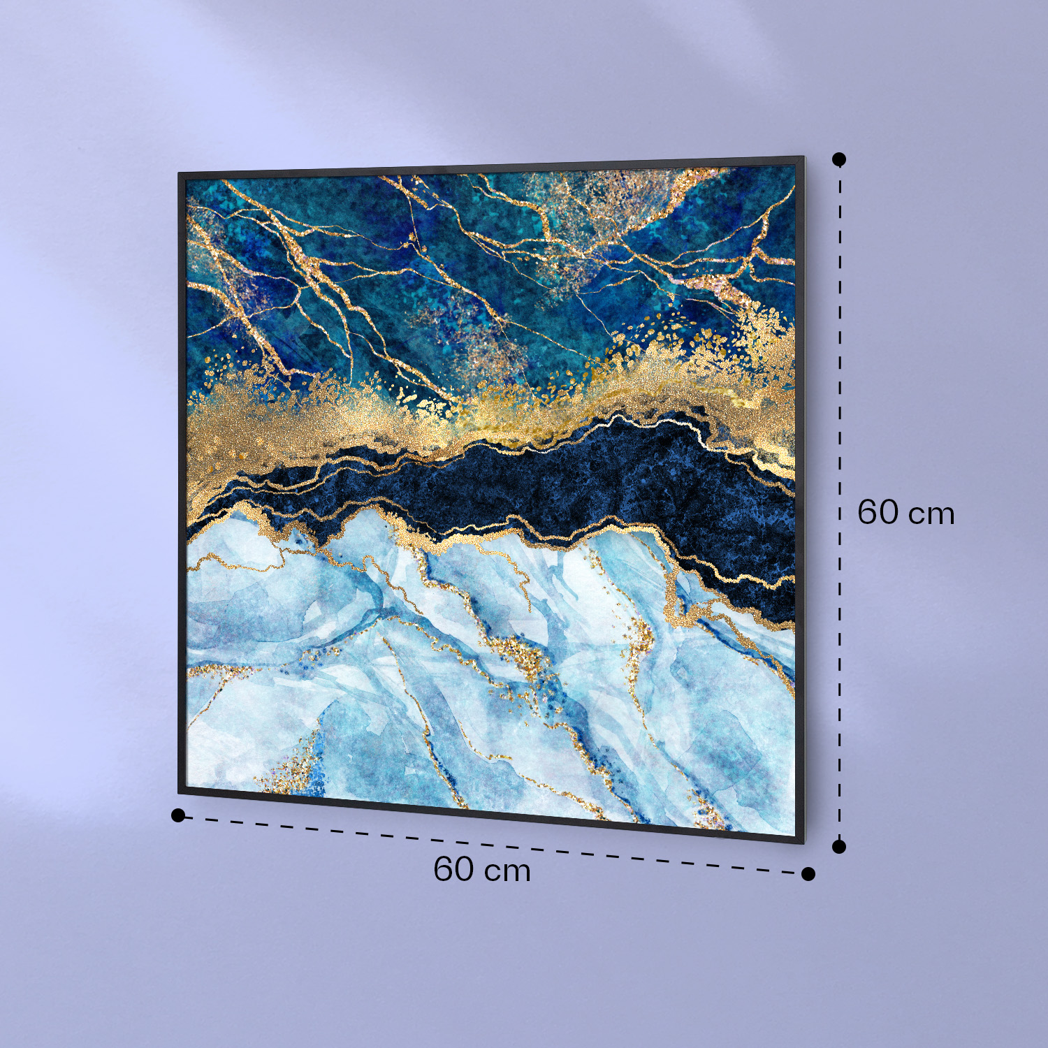 Stampa quadrata 60x60 cm con marmo blu e oro su parete azzurra.