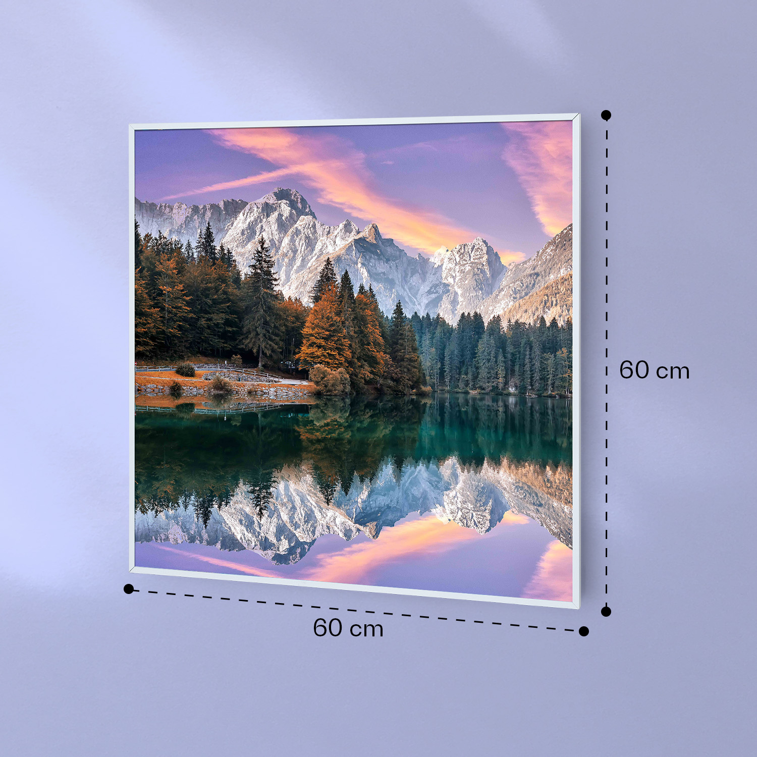 Un quadro incorniciato di 60x60 cm con lago alpino, cime innevate e tramonto rosa.